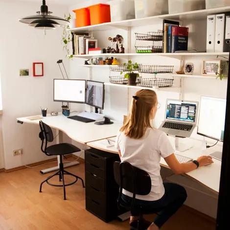 Weißer geschwungener Schreibtisch im Home-Office