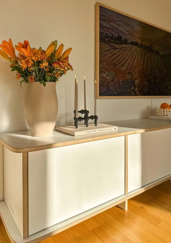 Sideboard mit Blumen