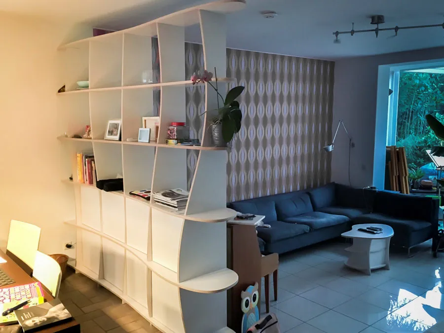 Freeform room divider as an eye-catcher in the living area