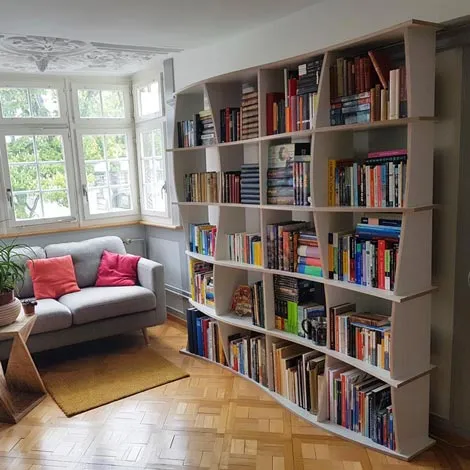 Großes Bücherregal mit Schwung