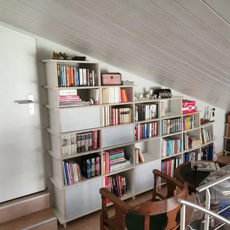 Weißes Bücherregal angepasst an Dachschräge