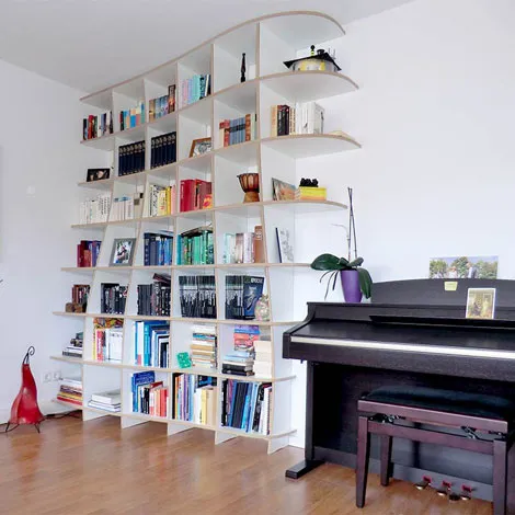 Bücherregal angepasst an Klavier