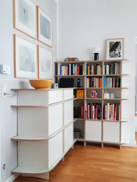 Weißes Eckregal mit Büchern