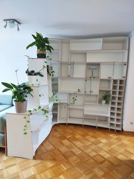 Weißes Eckregal mit Büchern