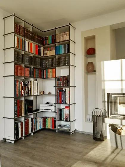 Weißes Eckregal mit Büchern