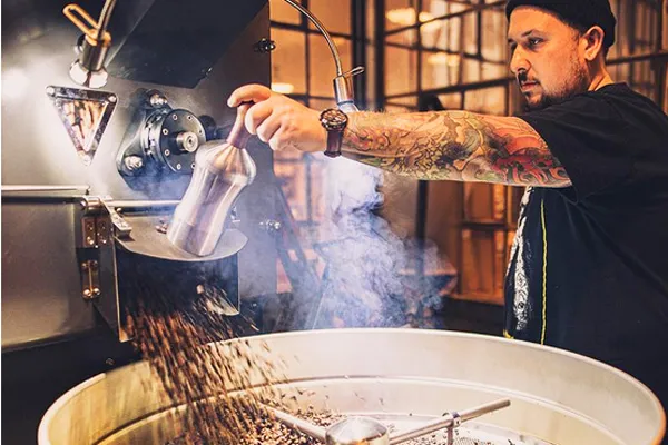 Black Hen Gründer Kolja Conrad beim Kaffee-Rösten