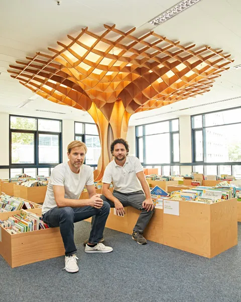 Niko & Sandro vor form.bar Baum in Stadtbibliothek Saarbrücken