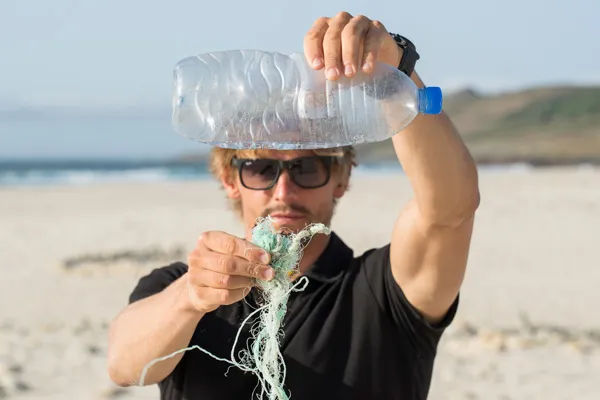 Jung findet Plastik am Strand