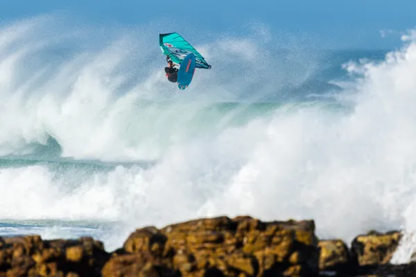 Hoher Sprung mit dem Windsurfboard