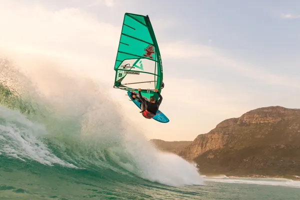 Sprung mit dem Windsurfboard