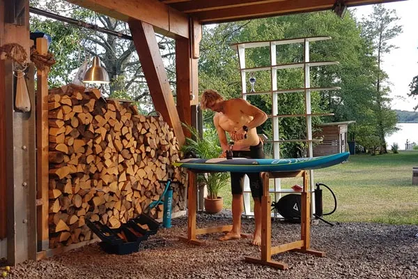 Florian Jung beim Feilen an seinem Board