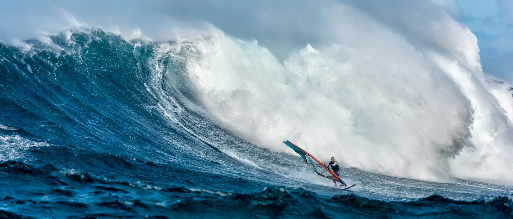 Windsurfer Florian verfolgt von meterhohen Wellen