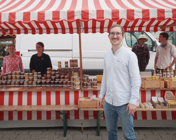 Julius der Bienen-Freund am Honighalle-Marktstand