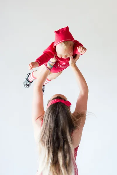 Anna Lena Krams hält ihr Baby hoch