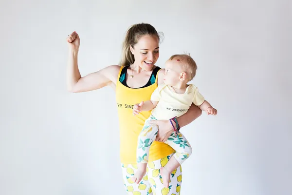 Anna Lena Kramss macht Kraftpose mit Baby