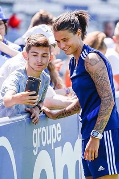 Dzsenifer Marozsan gibt Fan-Selfie