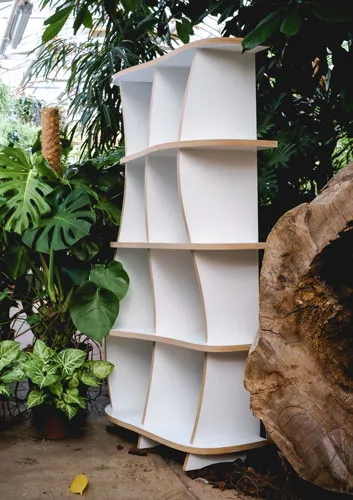 Weißes Designer-Regal mit Pflanzen