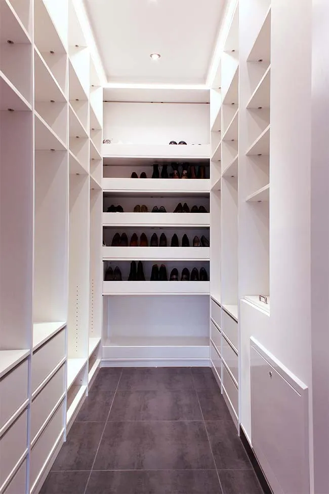 Shelving system walk-in closet