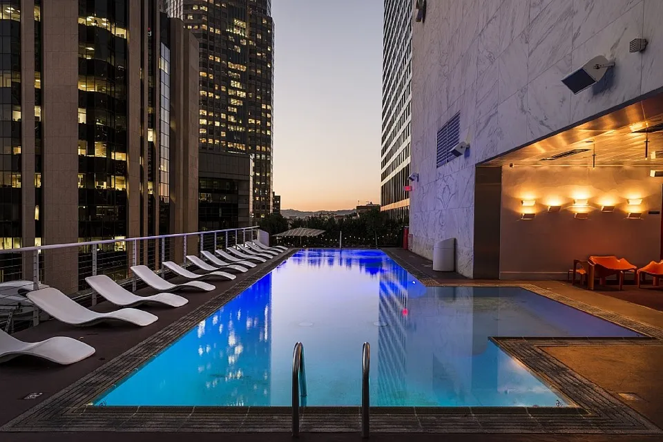 Swimming-Pool auf Dachterrasse