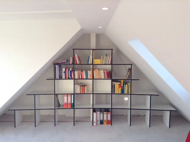 Pyramidenregal im Dachgeschoss