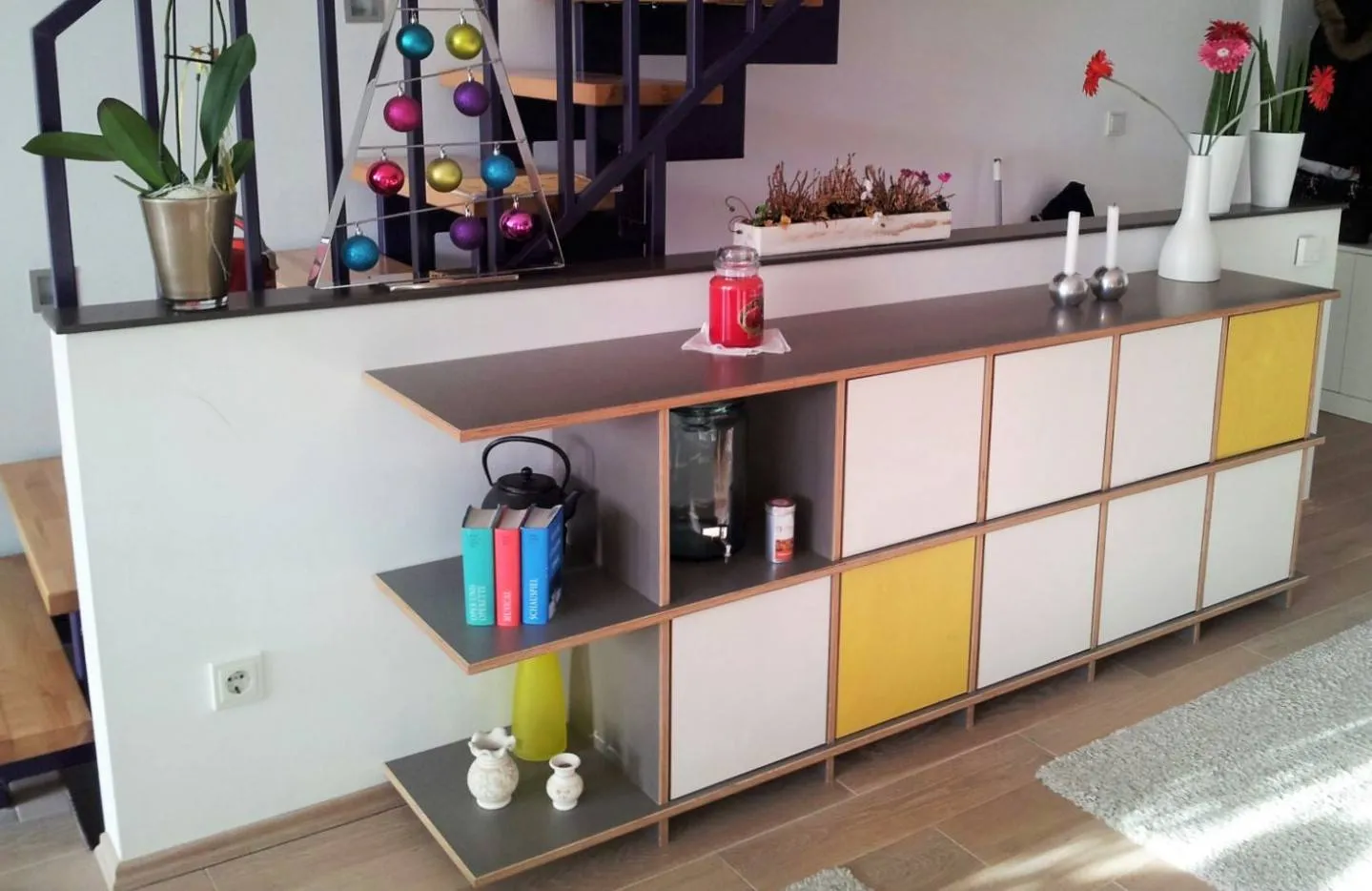 Sideboard mit bunten Türen