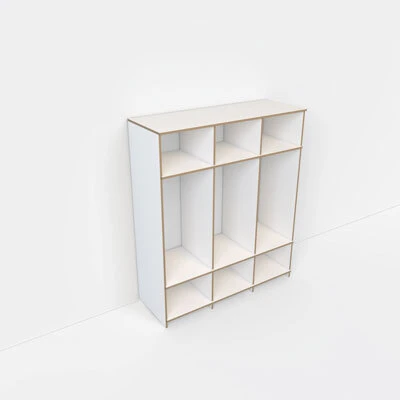 Armoire à vêtements dans un studio blanc vide