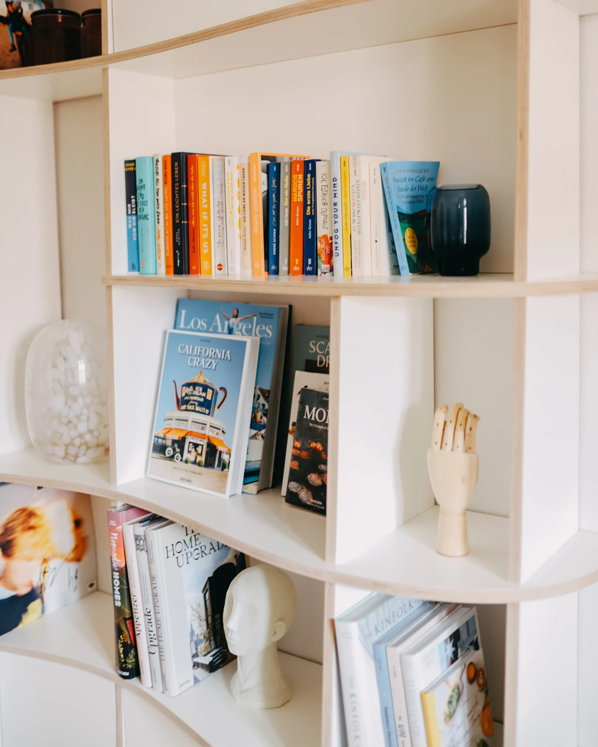 Gros plan sur une bibliothèque en bois blanc