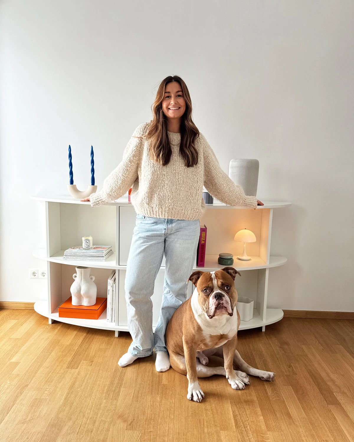 Veroniquesophie pose avec sa chien devant sa buffet blanc semi-circulaire