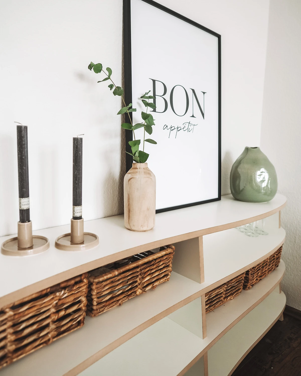 Gros plan sur un buffet blanc aux formes organiques