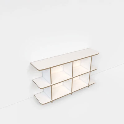 Sideboards dans un studio blanc vide
