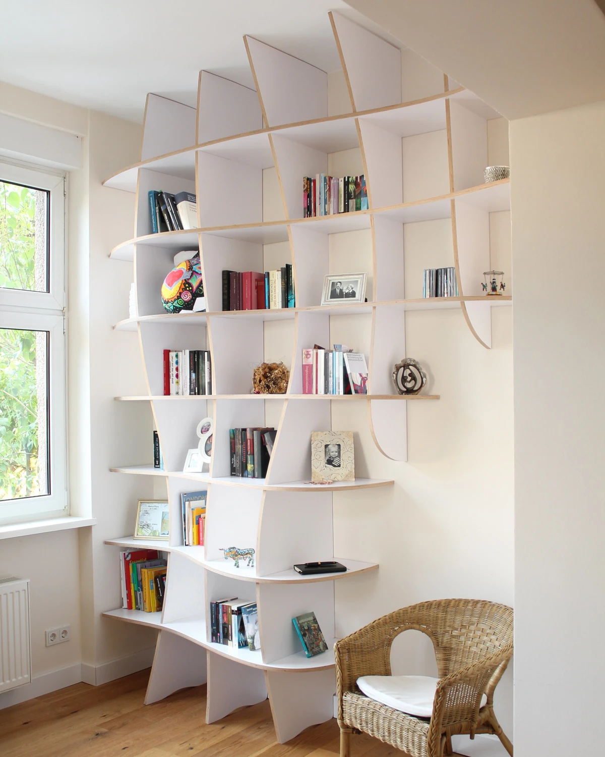 Organisches Bücherregal in Weiß für Lesenische