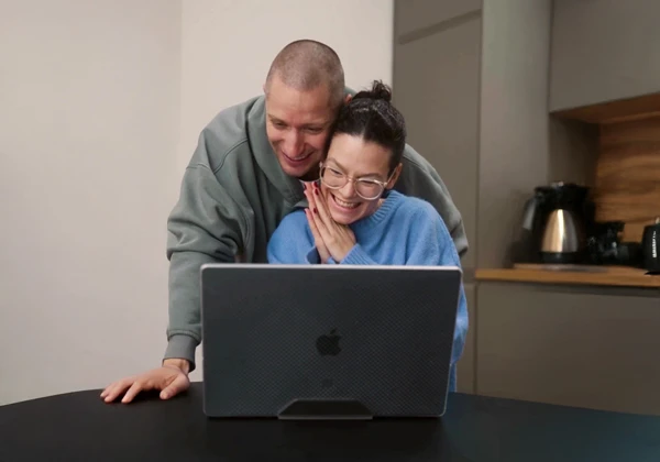 Un couple configure son mobilier avec joie