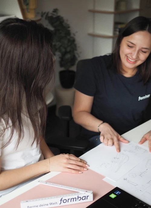 f+ Produktdesignerinnern bei der Entwurfsplanung