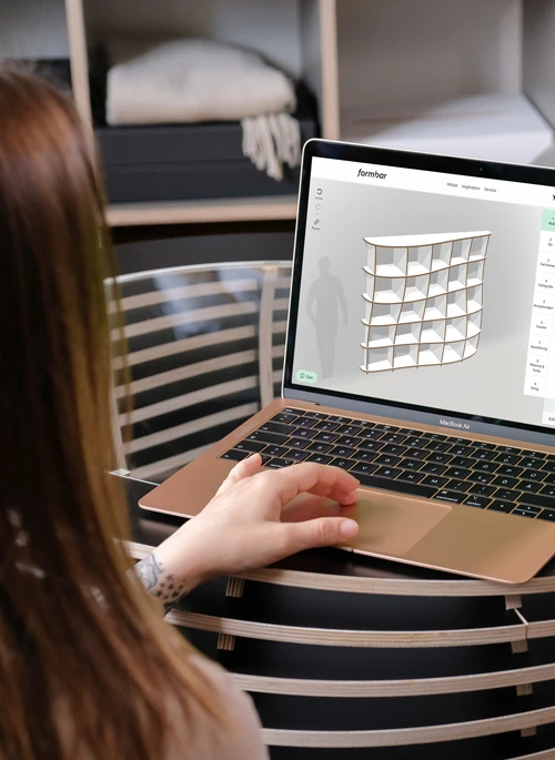 Une femme configure une étagère sur son ordinateur portable