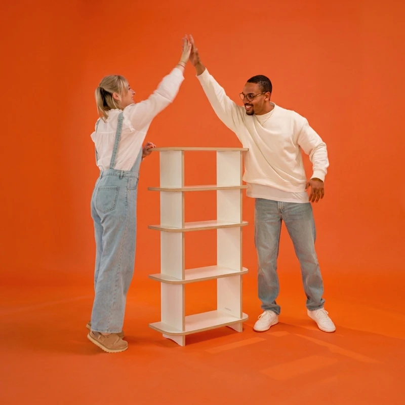 Un jeune couple se tape dans la main