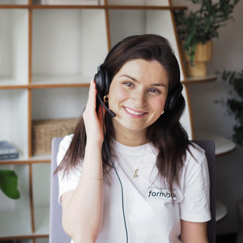 f+ Designerin telefoniert am Headset
