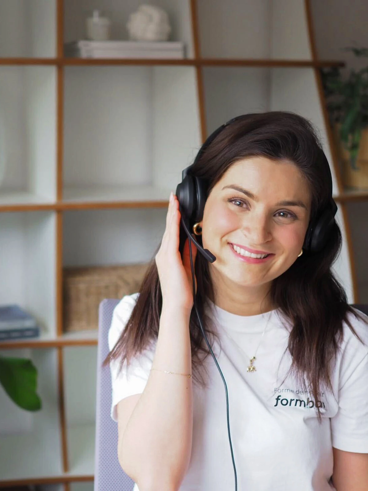 Une designer f+ au téléphone avec son casque