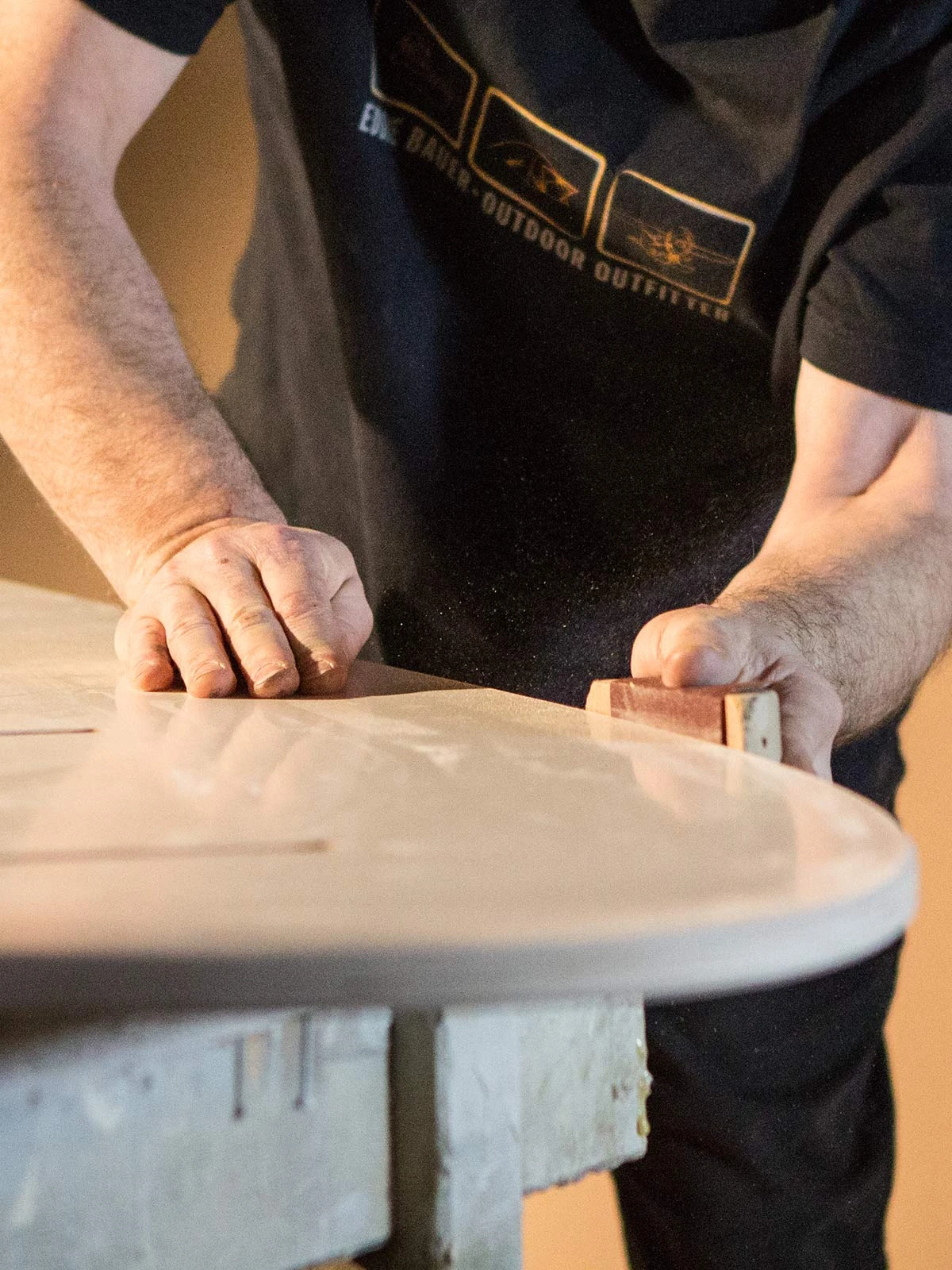 Menuisier en train de poncer