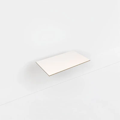 Plateau de table dans un studio blanc vide