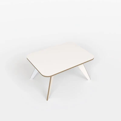 Table basse dans un studio blanc vide