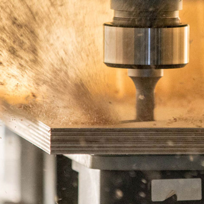 La tête de fraisage fraise un panneau de bois