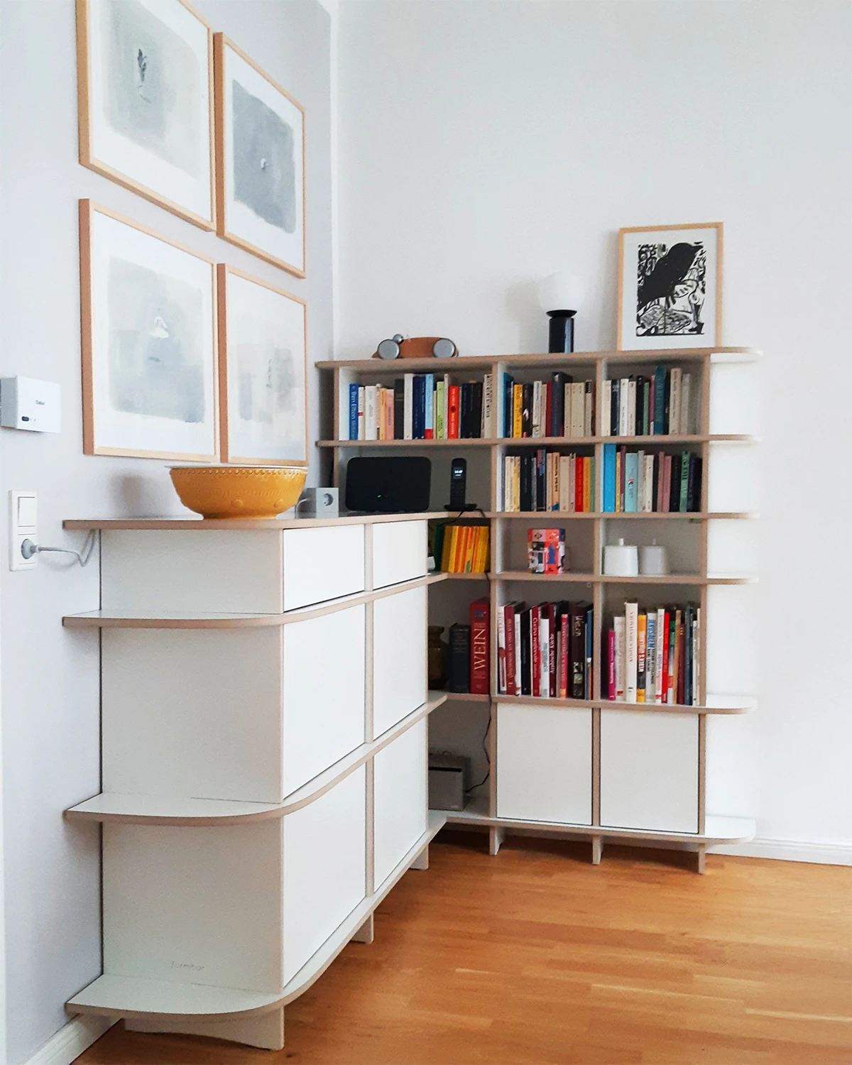 Weißes Ecksideboard mit abgerundeten Seiten