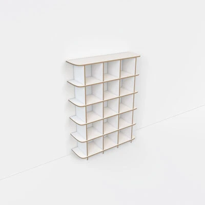 Etagère à vinyles dans un studio blanc vide